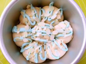 之后撒上适量的杏仁片，烤箱预热160度