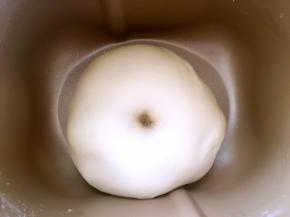 发酵好的面团手指沾干粉按下去会有个圆圆的洞，轻微回弹即可