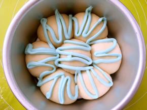 冰箱取出冷藏的蓝色奶酪馅，按照自己的喜好，淋在面包表层