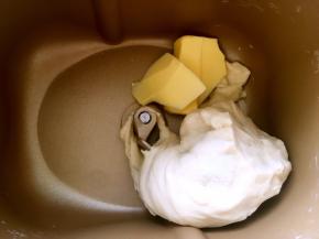 加入盐跟黄油，继续启动揉面程序，将材料揉均匀