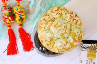 杏仁片的脆香搭配上松软的面包，咬一口还有满满地顺滑内馅，甜而不腻，特别好吃