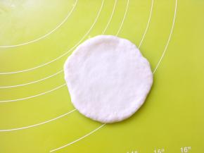 取一份松弛好的面团，用擀面杖擀成圆片