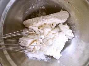 发酵面团的时间来做奶酪馅，奶油奶酪加糖粉搅拌均匀