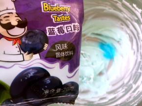 剩下的奶酪糊，加入一点蓝莓果粉，调成自己喜欢的颜色，颜色可以根据自己喜欢的来调