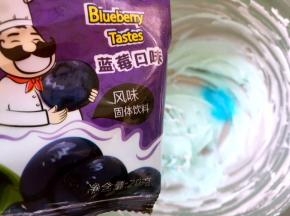 剩下的奶酪糊，加入一点蓝莓果粉，调成自己喜欢的颜色，颜色可以根据自己喜欢的来调