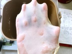 揉好的面团切下一小块，可以撑出手套膜即可