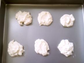 将奶酪糊20克一份，分成7份，之后入冰箱冷冻，为了一会包的时候方便一点，尽量将奶酪糊堆的圆一些