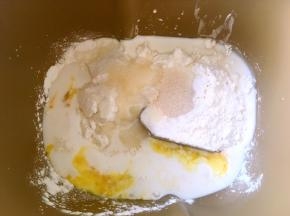 面包桶内加入高筋面粉，细砂糖，淡奶油，全蛋液，酵母跟牛奶