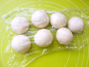 将每一份面团揉至表面光滑，盖保鲜膜松弛15分钟