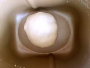 将面团揉均匀，盖保鲜膜室温发酵至两倍大