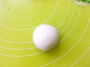 收口一定要捏紧，要不烘烤的时候很容易露馅的，包好后，将收口朝下，整理好圆形