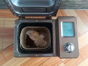 除果料外所有的食材放入面包机，启动发面程序（和面28分钟加发酵20分钟）