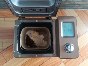 除果料外所有的食材放入面包机，启动发面程序（和面28分钟加发酵20分钟）