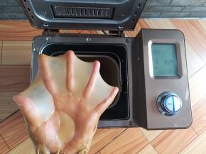 和面24分钟后剪一小块面团，拉膜检查和面的状态，土司一定要出膜