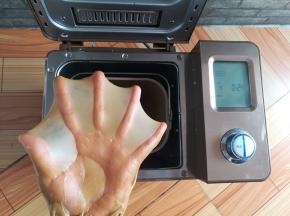 和面24分钟后剪一小块面团，拉膜检查和面的状态，土司一定要出膜