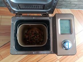 把果料加到面团里，继续和面4分钟，把果料都揉进面团里