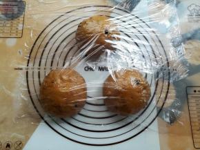 把面团平均分成3份，排气滚圆后盖上保鲜膜松弛20分钟