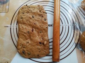 取一个面团擀成长方形