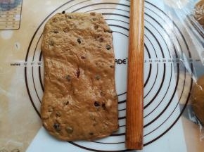 取一个面团擀成长方形