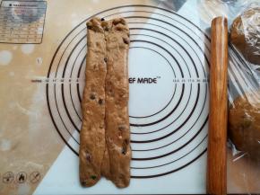 面团左右两边往中间折叠，今天偷懒，做的一次卷折法