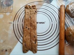 面团左右两边往中间折叠，今天偷懒，做的一次卷折法