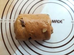 面团从顶部往下卷起来，卷2.5圈长度是最好的，不要超过3圈