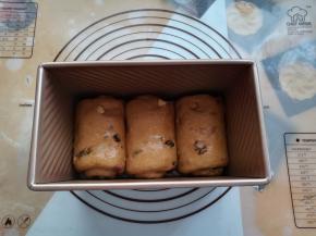 卷好的面团收口朝下，依次放入土司盒里