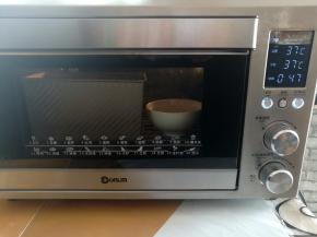 面团放入烤箱中发酵，放一碗温水保持烤箱内的湿度，设置温度37度，时间50分钟