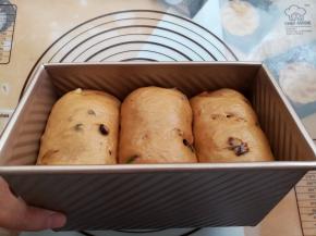 面团发酵到8分满取出，预热烤箱