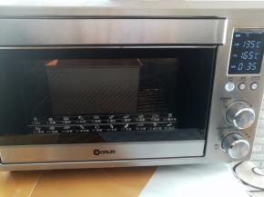 面团放入烤箱底层，设置温度上火135度，下火165度烤35分钟，上色后及时加盖锡纸