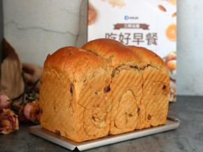 土司出炉后轻震2次模具，脱模取出