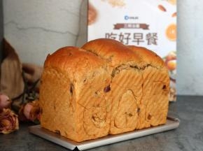 土司出炉后轻震2次模具，脱模取出