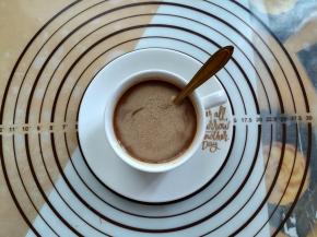 咖啡粉加热水冲调成咖啡备用