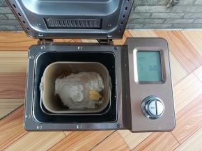 把所有的食材全部放进面包桶，启动和面20分钟