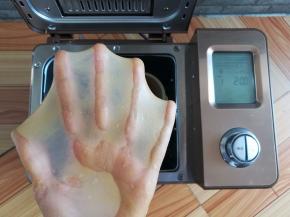 和面结束后剪一小块面团拉膜，检查面团的出膜情况，吐司是要揉到出膜阶段的