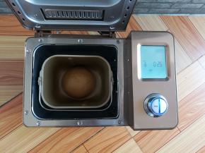 面团收圆放入面包机，选择发酵25分钟