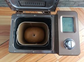 发酵好的面团用手指沾面粉戳个洞，不回缩不塌陷就可以了