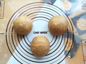 面团取出平均分成3份，排气滚圆盖保鲜膜松弛15分钟