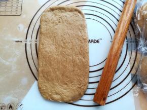 取一个面团擀成放长方形