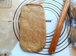 取一个面团擀成放长方形