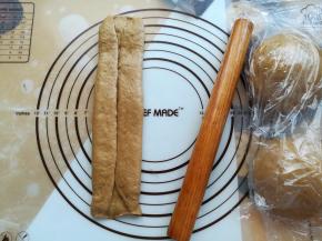 面团左右两边往中间折叠，偷懒做的一次卷折法