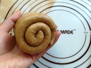 面团从顶部往下卷起来，卷2.5圈长度是最好的，不要超过3圈