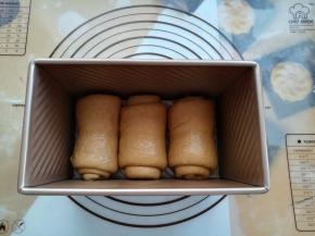 卷好的面团收口朝下，依次放入土司盒里