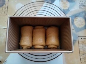 卷好的面团收口朝下，依次放入土司盒里