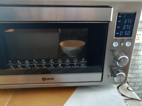 面团放入烤箱中发酵，放一碗温水保持烤箱内的湿度，设置温度37度，时间50分钟