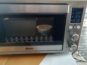 面团放入烤箱中发酵，放一碗温水保持烤箱内的湿度，设置温度37度，时间50分钟