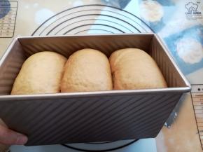 面团发酵到8分满取出，预热烤箱