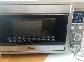 吐司盒盖上盖子，放入烤箱底层，设置温度上火135度，下火165度烤35分钟