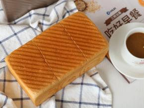 吐司出炉后轻震2次模具，脱模取出