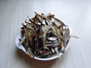 将小鱼干取出包装，特别干净。